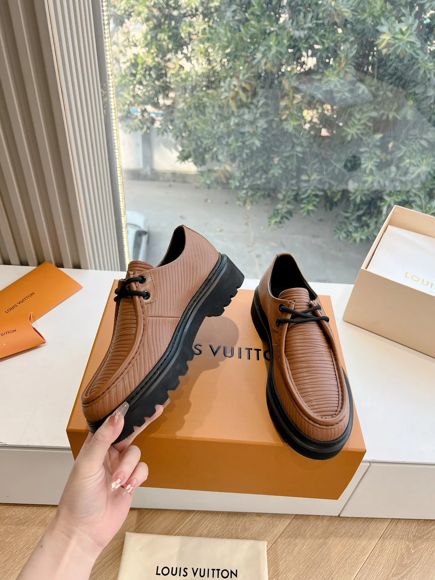 👟👟Ex-factory price 720👟👟 What you see is what you get G199 top version Louis Vuitto Louis Vuitton LV donkey brand L Carrefour shoes Archlight classic Skate sports and leisure thick-soled shoes Your LV outfit is shared today Louis Vuitton Presbyopic thick-soled loafers Original purchase and development Production Original purchase and development Production This LV Archlight sneaker is from Cut from cow leather in a playful shape. Double laces embellished with Louis Vuitton logo beading. The wide tongue and wavy outsole establish recognition, both are decorated with the LV Circle logo ▪️Fabric: Original imported original material ▪️Inner lining: Original customized lining ▪️Sole: Original molded genuine ▪️Size: Women's 35-45 (please note male and female when ordering at 39.40, 45 is not refundable or exchangeable for customization)